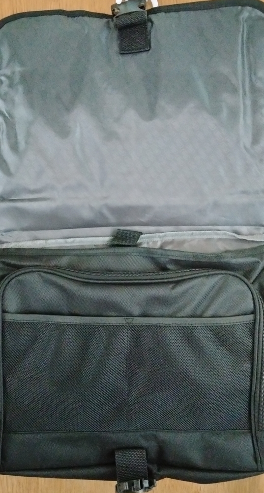 Solo Active Messenger Bag NWT Protects Laptops UpTo 15.6" - Picture 3 of 5